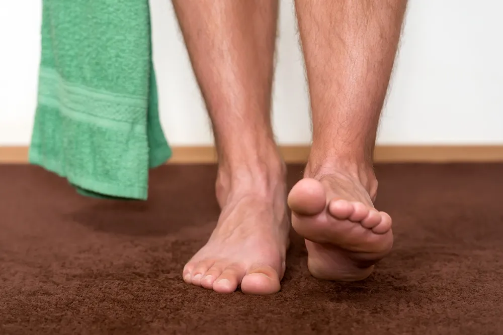 足の裏にタオルを通して引っ張るストレッチ